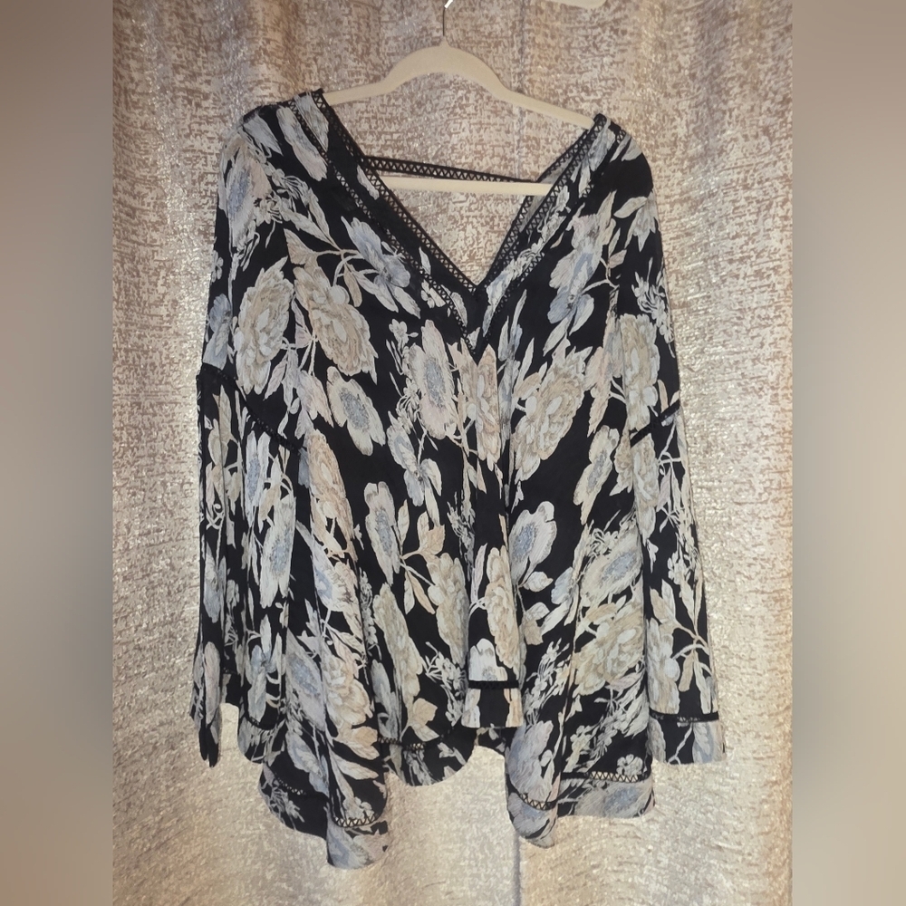 Elliatt Black and Cream Floral Blouse